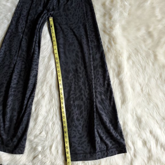 Lululemon Forward Fold Leopard Wide Leg Pants Size 2 - Picture 14 of 15